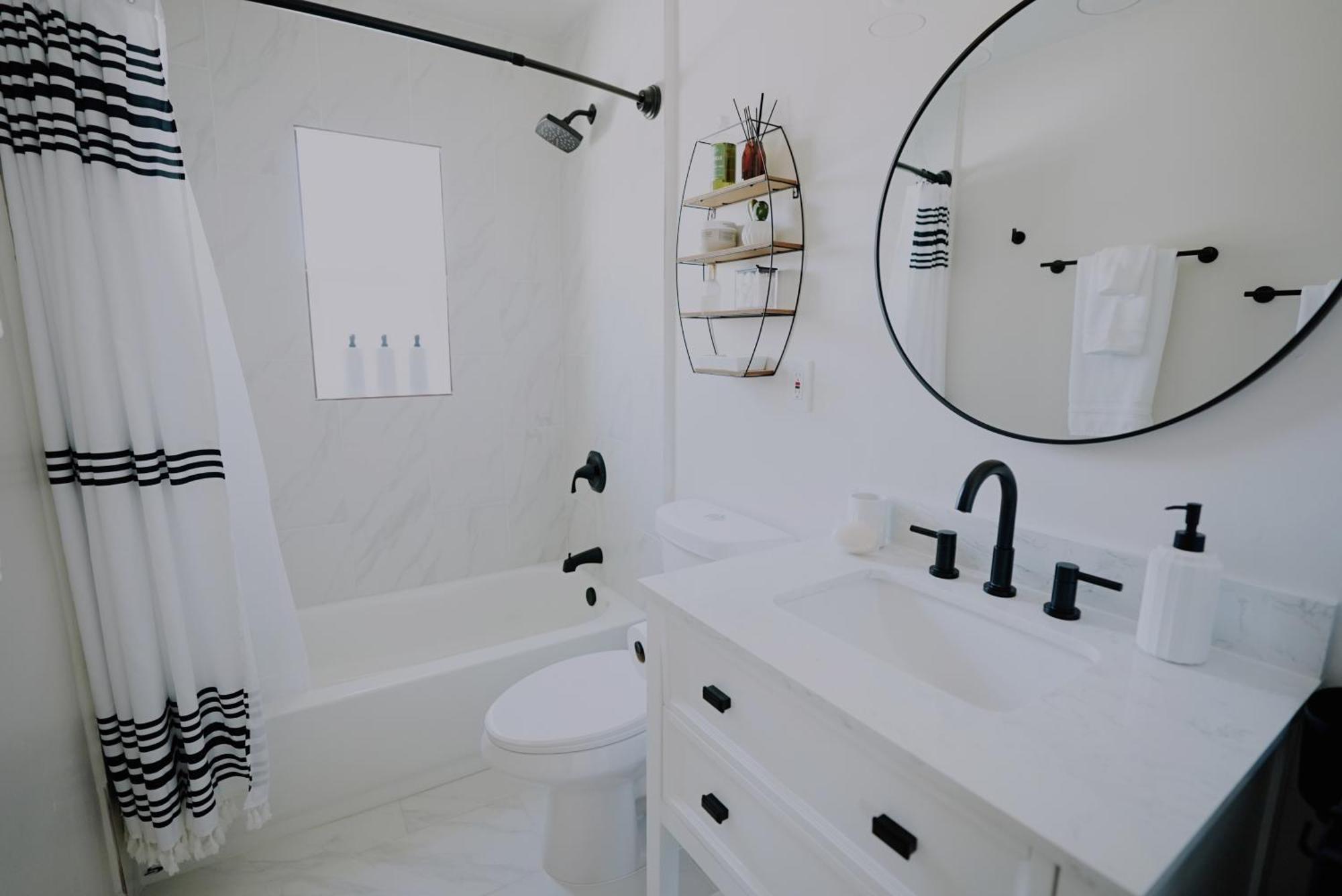 Centrally Located! Remodeled! Huge Backyard! The White House Albuquerque Buitenkant foto