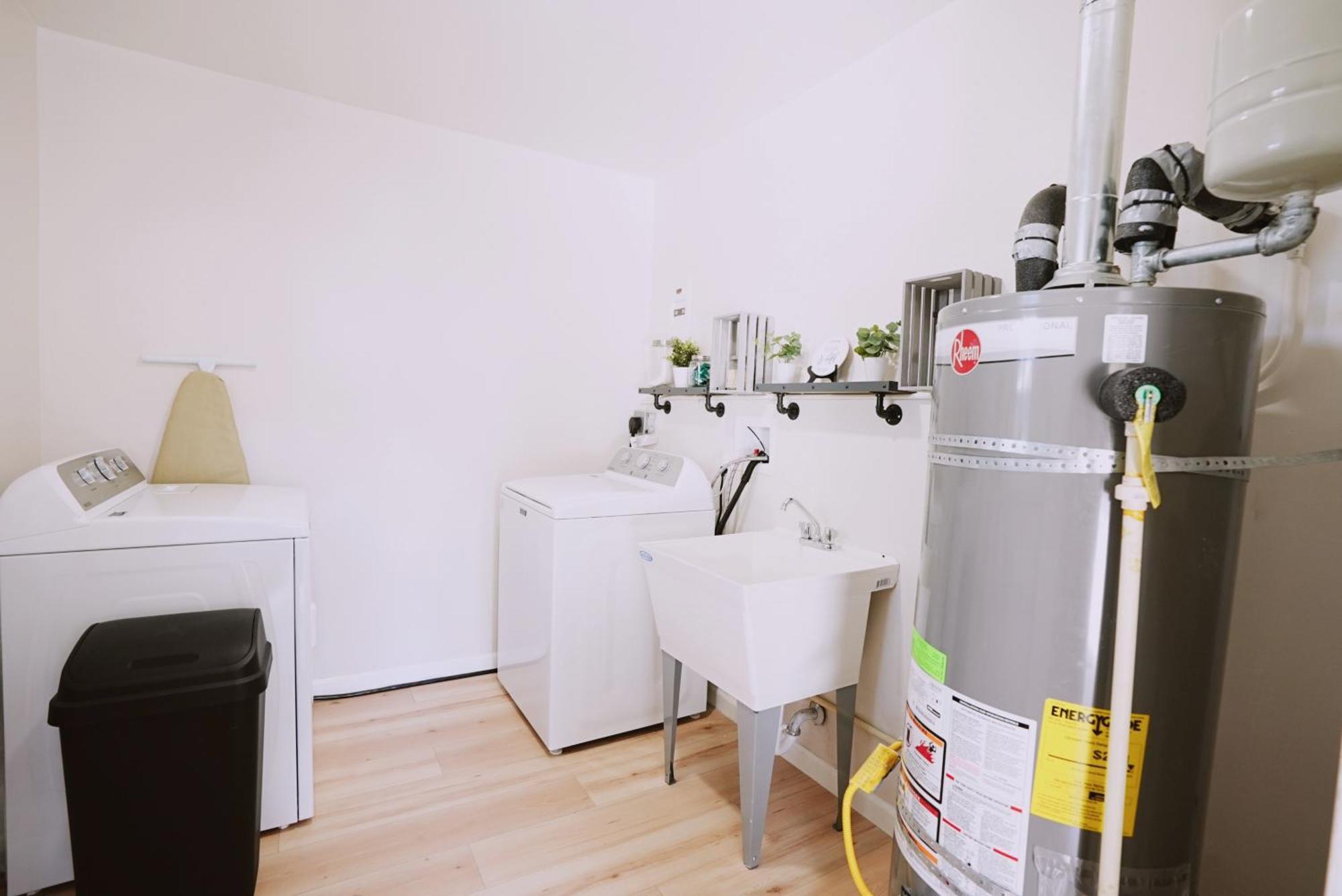 Centrally Located! Remodeled! Huge Backyard! The White House Albuquerque Buitenkant foto