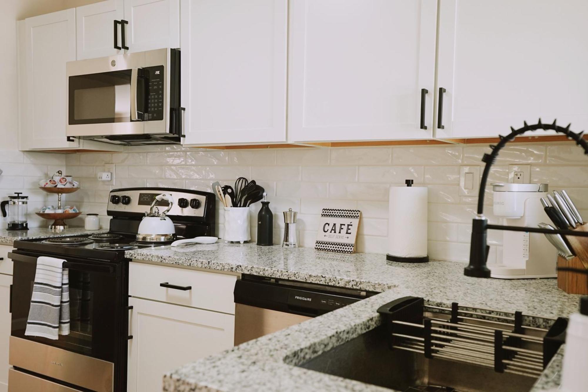 Centrally Located! Remodeled! Huge Backyard! The White House Albuquerque Buitenkant foto