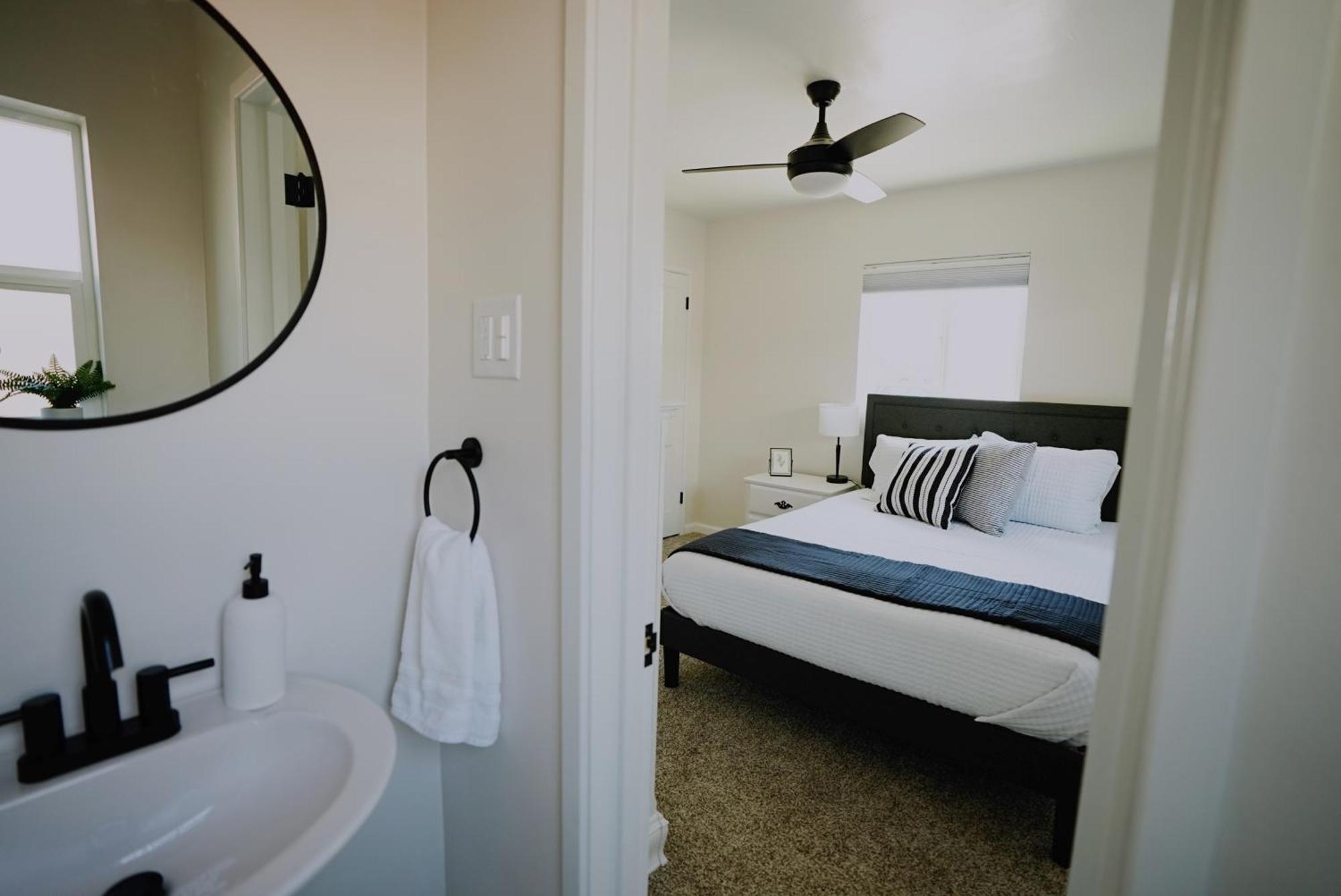 Centrally Located! Remodeled! Huge Backyard! The White House Albuquerque Buitenkant foto