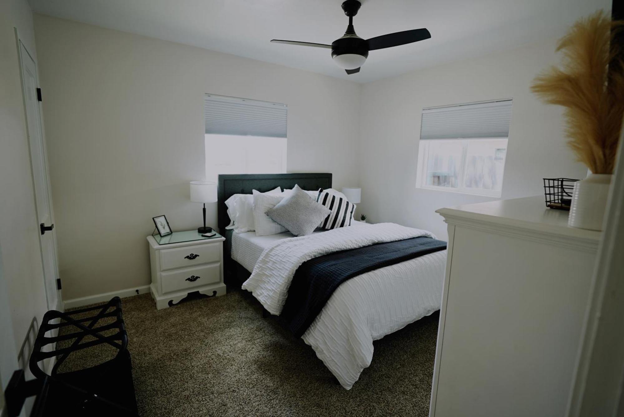 Centrally Located! Remodeled! Huge Backyard! The White House Albuquerque Buitenkant foto