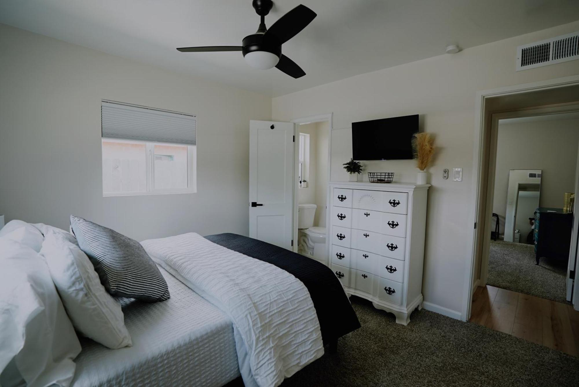 Centrally Located! Remodeled! Huge Backyard! The White House Albuquerque Buitenkant foto